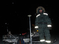 Pomiary geodezyjne na lodowcu Hansa podczas nocy polarnej (fot. K.Jankowska)